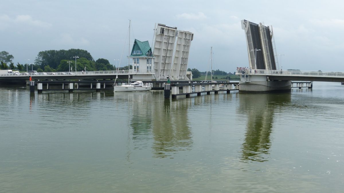 Hochgeklappte Klappbrücke über die Schlei in Kappeln mit Segelboot