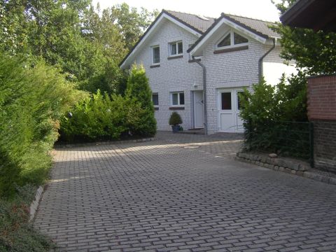 Einfahrt und Parkplatz