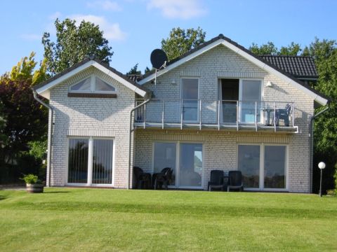 Gartenseite mit Balkon und Terrassen