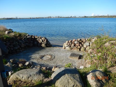 Platz am Wasser