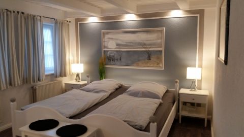 Schlafzimmer mit Ehebett