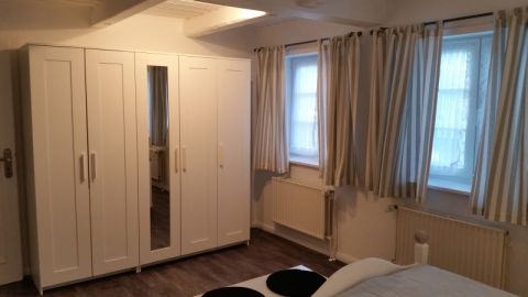 Schlafzimmer mit Kleiderschrank