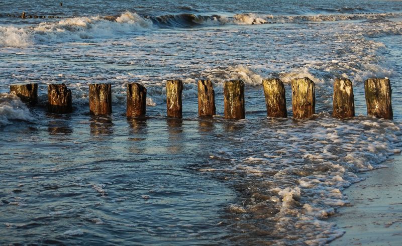 Buhnen und Wellen an der Ostsee
