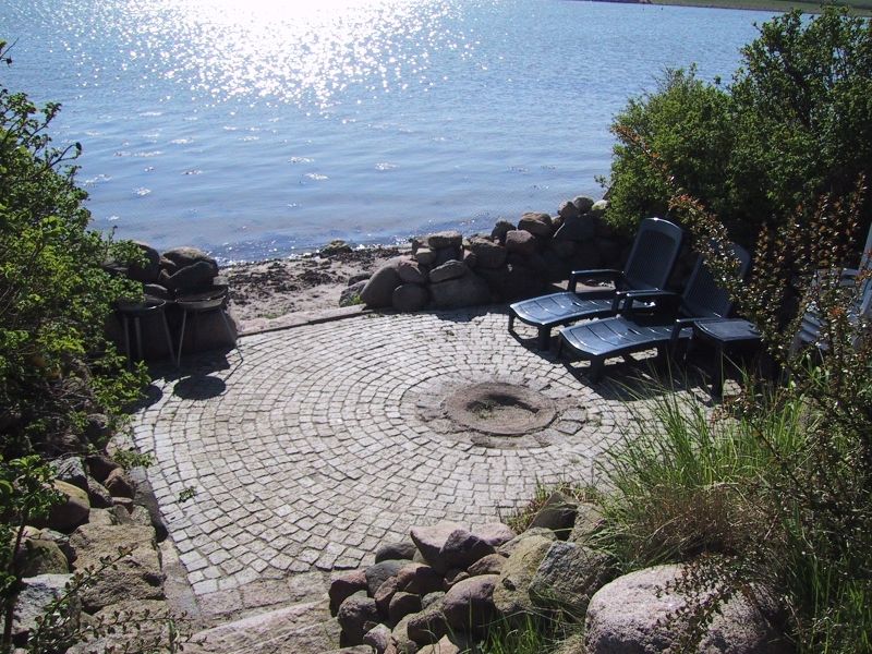 Eigener Strandplatz mit Liegen und Steinmauer direkt an der Schlei am Ferienhaus Hinterm Deich in Kappeln