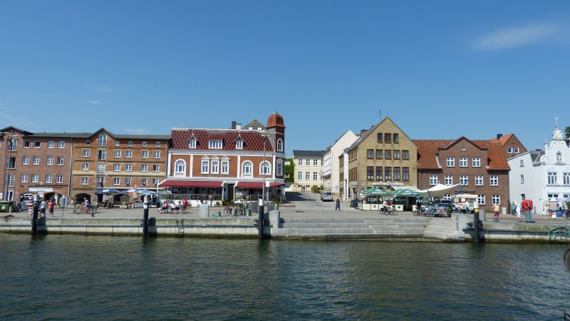Hafenpromenade mit Cafés in der Altstadt von Kappeln an der Schlei