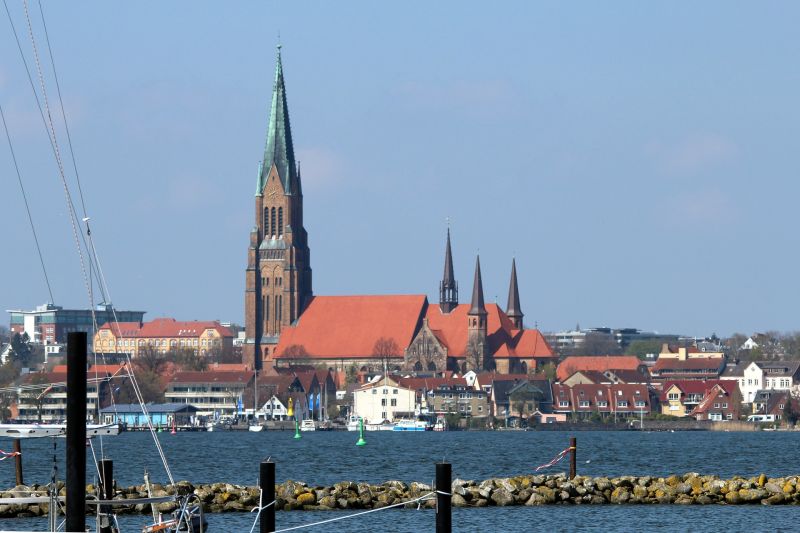 Schleswiger Dom und Stadtsilhouette am Ende der Schlei