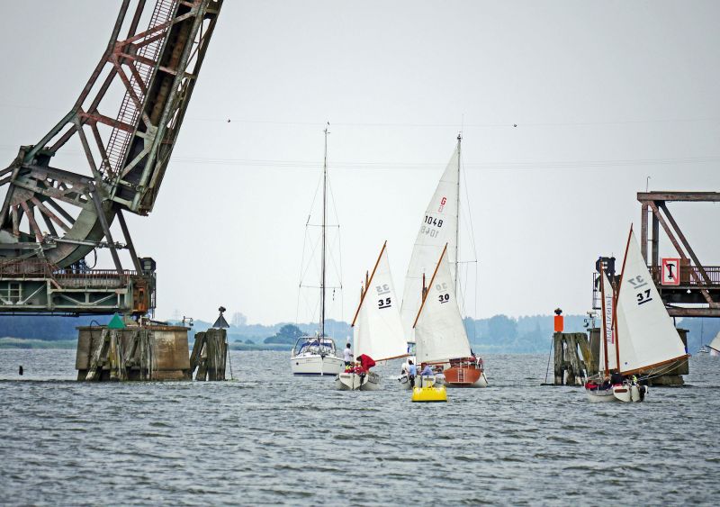 Segelboote an der historischen Hubbrücke an der Schlei